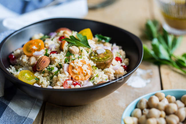 Couscous con insalata di Melograno e Mandorle — Foto stock