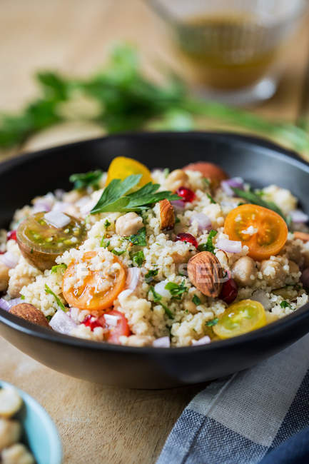 Couscous con ensalada de granada y almendras - foto de stock