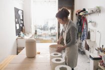 Un artista de cerámica está preparando la pasta para el deslizamiento en un taller de cerámica . - foto de stock