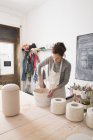 Un artista della ceramica sta preparando la pasta per lo slipcasting in un laboratorio di ceramica . — Foto stock