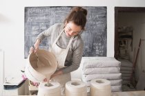 Un artista della ceramica è scivoloso ceramica in un laboratorio di ceramica . — Foto stock
