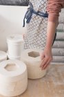 Un artista de cerámica está deslizando cerámica en un taller de cerámica . - foto de stock