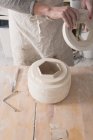 Un artista della ceramica è in procinto di scivolare ceramica in un laboratorio di ceramica . — Foto stock