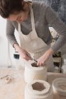 Un céramiste est en train de couler des céramiques dans un atelier de poterie . — Photo de stock