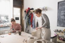 Двоє художників-кераміків працюють над керамікою в керамічній майстерні . — стокове фото