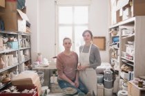 Deux artistes céramistes représentés dans leur atelier de poterie . — Photo de stock
