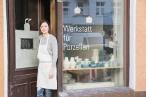 Keramikerin vor ihrer Töpferei porträtiert. — Stockfoto