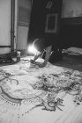 Schwarz-Weiß-Aufnahme eines kreativen männlichen Künstlers, der in seiner Werkstatt arbeitet. — Stockfoto
