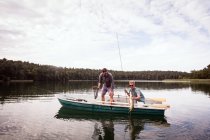 Dois pescadores da mosca travaram um lúcio de um barco em um lago . — Fotografia de Stock
