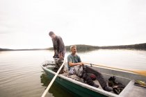 Vor dem Fliegenfischen aus einem See ziehen zwei Männer Watschuhe an. — Stockfoto