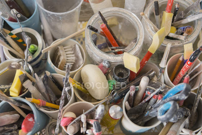 Хаотично организованные рабочие инструменты в керамической мастерской . — стоковое фото