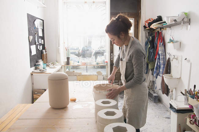 Um artista de cerâmica está preparando a pasta para o deslizamento em uma oficina de cerâmica . — Fotografia de Stock