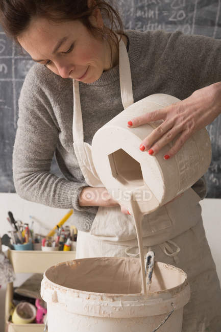 Ein Keramiker gießt Keramik in einer Töpferei. — Stockfoto