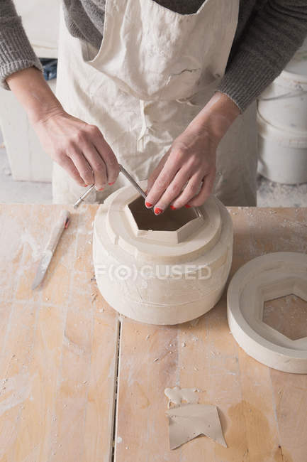 Керамический художник находится в процессе слипания керамики в керамической мастерской . — стоковое фото