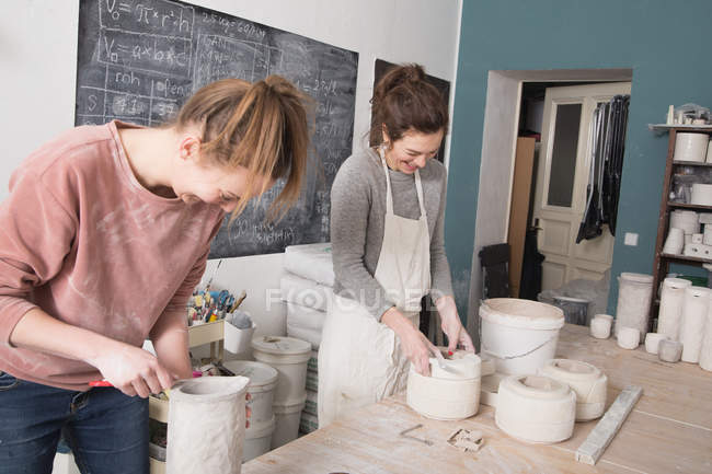 Двоє художників-кераміків працюють над керамікою в керамічній майстерні . — стокове фото