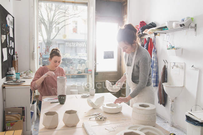 Two ceramic artists are working on their ceramics in a pottery workshop. — Stock Photo