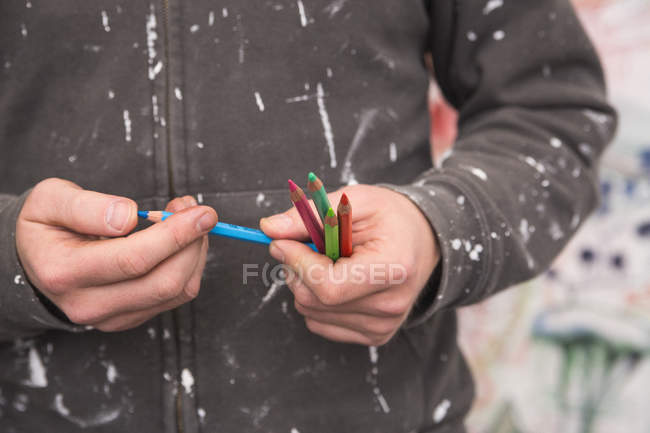 Sezione centrale dell'artista creativo maschio che tiene le matite — Foto stock