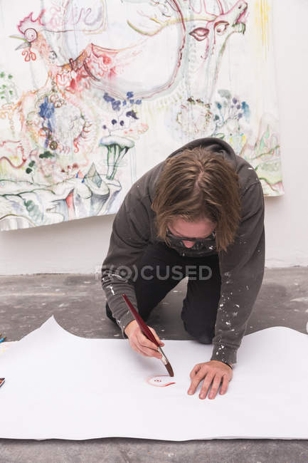 Vista frontal del artista masculino creativo trabajando en su taller . - foto de stock