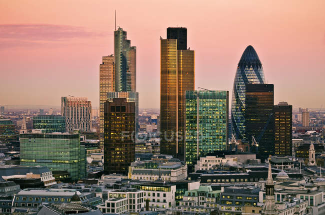 Ciudad de Londres en el crepúsculo - foto de stock