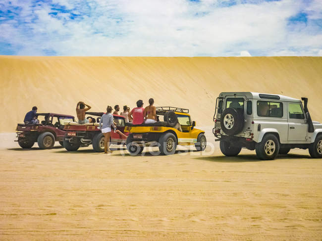 Groupe de Personnes à Voitures à Jericoacoara Dunes — Photo de stock