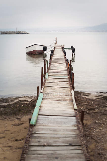 Barco solitário na passarela — Fotografia de Stock