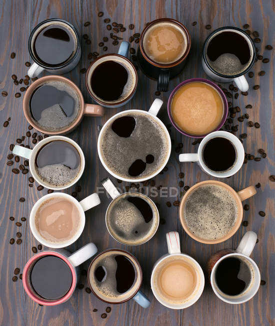 Muitas xícaras de café na mesa de madeira — Fotografia de Stock