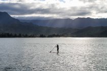 EUA, Havaí, Princeville, Kauai, vista para Hanalei Pier e stand dup paddler junto ao lago — Fotografia de Stock
