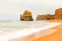 Austrália, Port Campell National Park, Great Ocean Road, Gibson Step, Paisagem costeira rochosa em dia de mau tempo — Fotografia de Stock