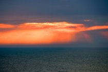 Австралия, Port Campell National Park, Great Ocean Road, Twelve Apostles beach at colorful sunset — стоковое фото