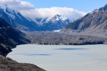 New Zealand, Mount Cook National Park, Tasman Glacier, Scenic mountain lake with glacier — Stock Photo