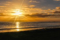Новая Зеландия, Южный остров, Кантербери, Южный залив, Кайкоура, Рассвет в море — стоковое фото