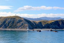 Neuseeland, Südinsel, Marlborough, Hafenunterholz, Pikton, Überfahrt zur Nordinsel, malerische Meereslandschaft mit weißem Leuchtturm am Ufer — Stockfoto