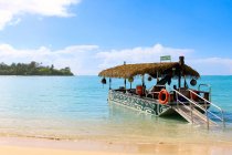 Cook Islands, Rarotonga, tropical scene with ferry boat by the coast — Stock Photo