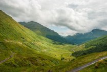 Reino Unido, Escócia, Argyll e Bute, Ledaig, a caminho da Escócia em Ledaig, paisagem de montanha verde — Fotografia de Stock