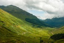 Vereinigtes königreich, schottland, argyll und bute, ledaig, auf dem weg nach schottland bei ledaig, malerische grüne berglandschaft — Stockfoto