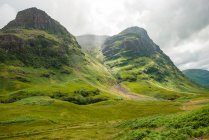 Великобритания, Шотландия, Highland, Ballachulish, Glencoe ландшафт с зелеными горами — стоковое фото