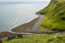 Royaume-Uni, Écosse, Highlands, Portree, Factory Ruine près de Lealt Falls, falaises verdoyantes pittoresques au bord de la côte — Photo de stock