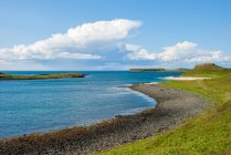Сполучене Королівство Шотландія нагір'я, острів Скай, зелений коралових пляжів в Claigan, мальовничий краєвид озера Лох-Dunvegan — стокове фото
