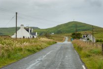 United Kingdom, Scotland, Highland, Portree, Small village by mountain road — Stock Photo