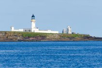 Reino Unido, Escócia, Ilhas Orkney, paisagem marítima cênica com edifício de farol branco — Fotografia de Stock