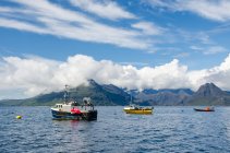 Reino Unido, Escocia, Highland, Isla de Skye, buques en el puerto de Elgol - foto de stock