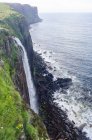 Сполучені Штати Америки, Шотландії, Highland, острів Скай, водоспад на кілт скелі біля моря — стокове фото