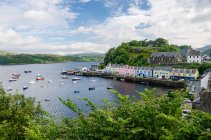 Reino Unido, Escocia, Highland, Isla de Skye, Vista de Portree Harbor, Portree ciudad principal y única ciudad en la isla de Skye - foto de stock