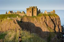 Regno Unito, Scozia, Aberdeenshire, Stonehaven, Dunnottar Rovine del castello sulla scogliera costiera sotto il sole della sera — Foto stock