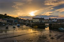 Reino Unido, Escocia, Aberdeenshire, Stonehaven, Stonehaven en la puesta del sol, Stonehaven es una pequeña ciudad portuaria en Kincardineshire - foto de stock