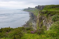 Reino Unido, Escocia, Highland, Isla de Skye, Portree, Kilt Rock, Kilt Rock - foto de stock