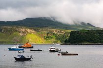 Reino Unido, Escocia, Highland, Isla de Skye, Portree Harbor - foto de stock