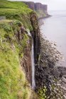 Сполучені Штати Америки, Шотландії, Highland, острів Скай, водоспад на кілт скелі біля моря — стокове фото