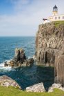 Reino Unido, Escócia, Highlands, Ilha de Skye, Glendale, Vista do farol, Ponto Neist no ponto rochoso mais ocidental da ilha — Fotografia de Stock