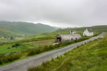 United Kingdom, Scotland, Highlands, Isle of Skye, Isle of Skye in route in Highland — стоковое фото